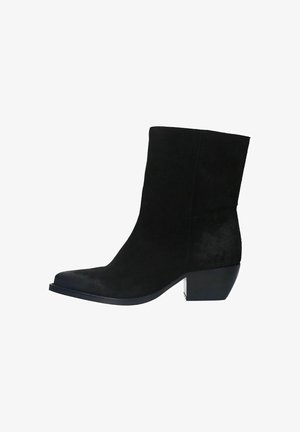 Zwarte suède enkellaarsjes met een vierkante neus en een brede hak. Gladde textuur en minimale details voor een strakke silhouet.