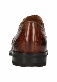 Scarpe eleganti in pelle marrone con finitura lucida e texture in coccodrillo, dotate di suola nera e perforazioni decorative lungo i bordi.
