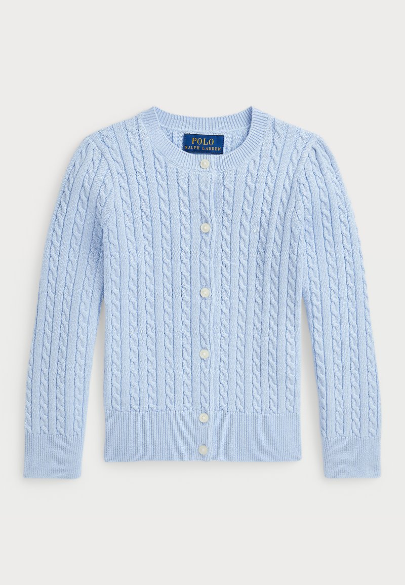 Helles blaues, kabelstrickartiges Strickjackenmodell mit rundem Ausschnitt, langen Ärmeln und dekorativem Knopfverschluss an der Vorderseite mit perlenartigen Knöpfen.