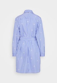 Blå och vit randig klänningsskjorta med blommig brodyr, långa ärmar, krage och midjeband, med en medellång längd.