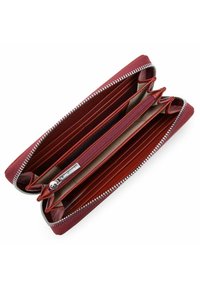 Portafoglio rosso a cerniera realizzato in materiale sintetico testurizzato. L'interno presenta più scomparti e una sezione con cerniera per le monete.