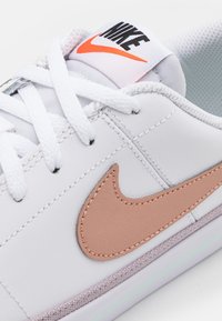 Nike Sportswear COURT LEGACY - Sneakers basse - white/metallic red bronze/mint foam/amethyst ash