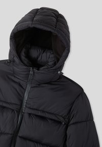 Giacca a vento nera con cappuccio, dotata di zip anteriore, fodera morbida e design trapuntato. Include cordini regolabili sul cappuccio.