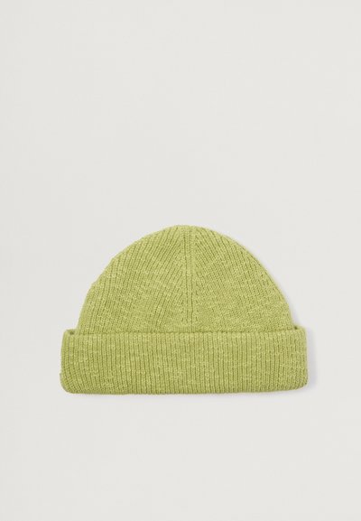 Berretto lavorato a maglia di colore verde chiaro, di forma arrotondata con risvolto. Presenta un motivo testurizzato su tutta la superficie per un maggiore calore.