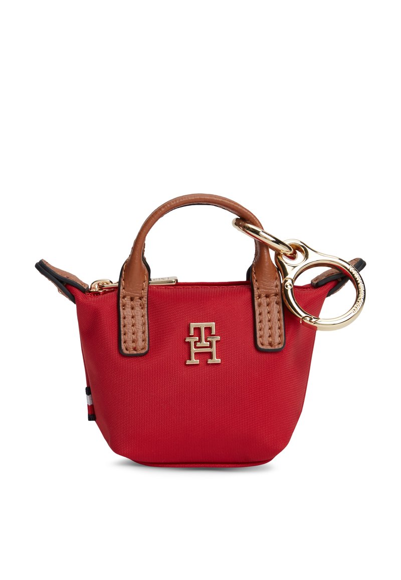 Κόκκινη τσάντα ώμου από νάιλον με καφέ δερμάτινες λεπτομέρειες, κοντές λαβές, χρυσά μεταλλικά λογότυπα και κρίκο για μπρελόκ. Συμπαγής και δομημένος σχεδιασμός.