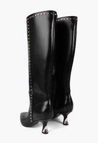 LOLA CASADEMUNT - Kozaki