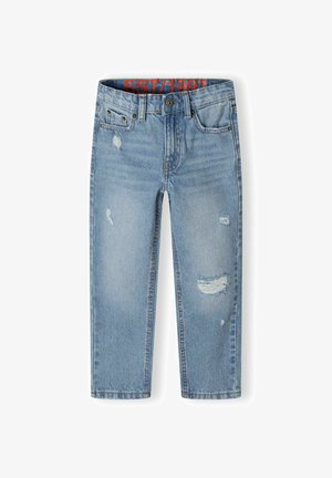 Jeans de mezclilla azul claro con un ajuste recto, que presentan desgastes, parches rasgados y una etiqueta interior en la cintura roja.