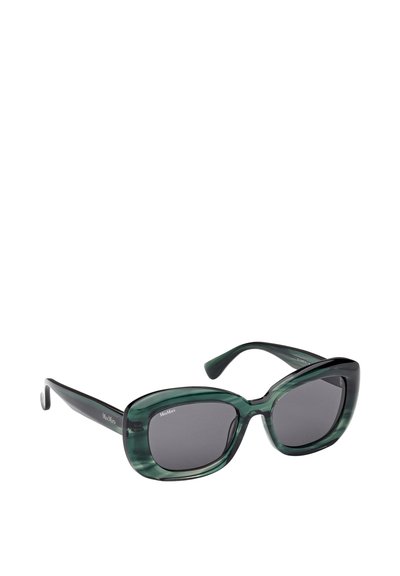 Przesadnie duże okulary przeciwsłoneczne z ciemnozieloną przezroczystą oprawą, czarnymi akcentami i szarymi przyciemnianymi szkłami. Charakteryzują się gładkimi krawędziami i grubymi zausznikami.