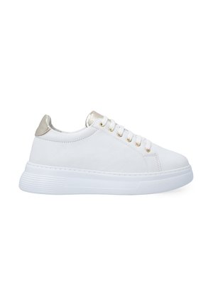 Weisse Ledersneaker mit strukturiertem Design, metallisch goldenen Akzenten an der Ferse, flacher weisser Gummisohle und goldfarbigen Ösen.