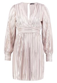 Robe rose scintillante avec des rayures métalliques verticales, décolleté en V profond et manches bouffantes longues. Elle présente une taille cintrée et une texture plissée.