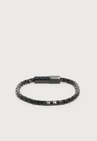 Μαύρο βραχιόλι από ανοξείδωτο ατσάλι με κυλινδρικό μαγνητικό κούμπωμα που διαθέτει διακριτικό εγχάρακτο σχέδιο.