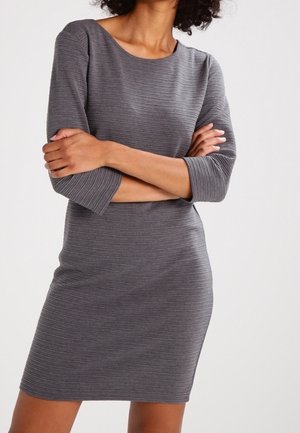 Abito grigio a costine con maniche a tre quarti, scollatura rotonda, silhouette aderente e una texture liscia.