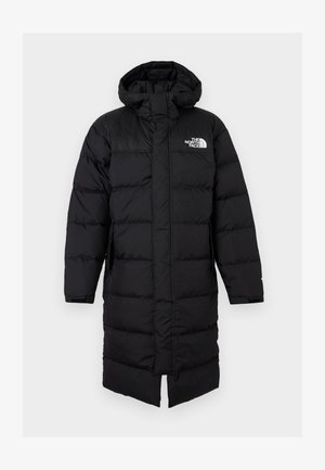 Casaco puffer preto com capuz, fecho de correr à frente, com quilting horizontal e detalhe do logótipo. Comprimento longo, com bolsos laterais e punhos ajustáveis.