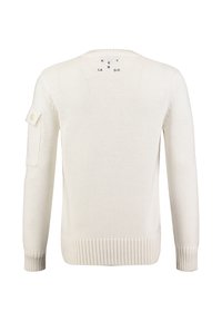 Beige gebreide trui met een ronde hals, ribbelzoom en een flapzak op de linker mouw. 'KEY LARGO' tekst afgedrukt op de achterkant van de halslijn.