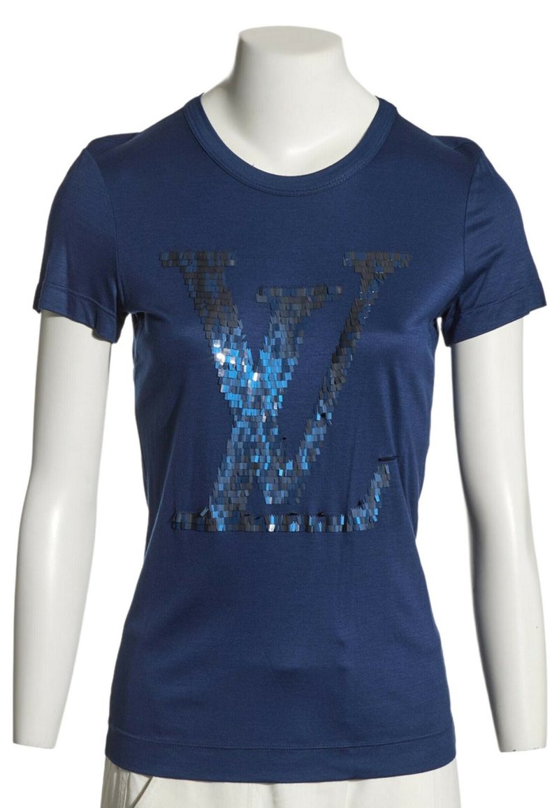 T-shirt bleu marine à manches courtes avec un grand logo "LV" brillant bleu et noir style mosaïque sur le devant, présenté sur un mannequin blanc.