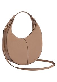 Borsa a spalla in pelle color cuoio con design semicircolare, superficie testurizzata, tracolla regolabile e dettagli in metallo dorato.