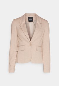 Blazer en tissu beige clair à texture lisse, coupe ajustée, fermeture simple par un bouton, revers crantés, et deux poches avant.