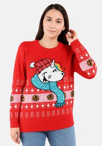 Roter Strickpullover mit einem Einhorn, das einen Hut, einen blauen Schal und detaillierte Muster in Weiß und Pink trägt. Gerippte Bündchen und Saum.