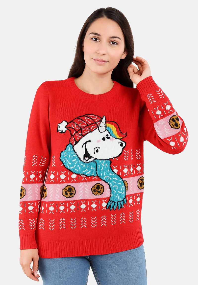 Roter Strickpullover mit einem Einhorn, das einen Hut, einen blauen Schal und detaillierte Muster in Weiß und Pink trägt. Gerippte Bündchen und Saum.