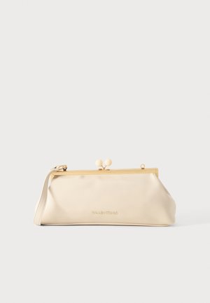 Cremefarvet rektangulær clutch med guldfarvet metalramme, rund lås, kort rem og VALENTINO-logo på fronten.