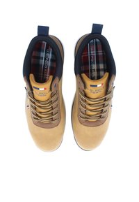 Hnědé kožené tenisky s námořnickými detaily, kulatá špička, texturovaný povrch, zlaté tkaničky, kostičkovaná podšívka a logo na jazyku.