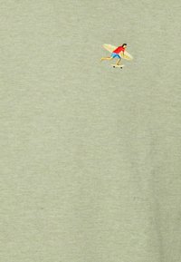 REVOLUTION REGULAR FIT CREWNECK WITH A SMALL EMBROIDERY - Sweatshirt - lightgreen