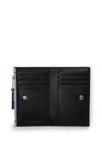 Portafoglio in pelle nera con più slot per carte, chiusura a scatto e un compartimento con zip sul lato per una conservazione sicura.