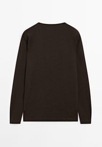 Langarmshirt van donkerbruin katoen, met een eenvoudig ontwerp, ronde hals en een relaxte pasvorm, zonder zichtbare patronen of accenten.