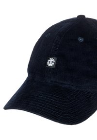 Marineblå kordfløjlsbaseballkasket med en buet skygge og en lille sort logo-patch på forsiden. Har en tekstureret overflade og seks ventilationshuller.