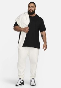 Nike Sportswear CLUB JGGR - Tracksuit bottoms - sail sail white