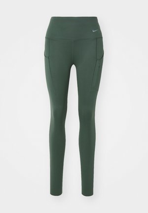 Grønne idrettsleggings med høy midje, to sidelommer og en subtil logo på midjen, laget av et glatt, elastisk stoff.