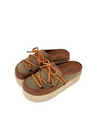 Scarpe platform marroni e verdi con tomaia in suede, lacci arancioni, punta rotonda e suola spessa di colore crema.