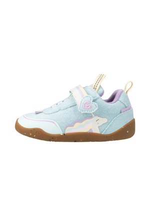 Hellblaue Kindersneaker mit Regenbogen-Einhorn-Grafik, herzförmigem Riemen-Detail, lila Innenfutter und braun gesprenkelter Sohle.