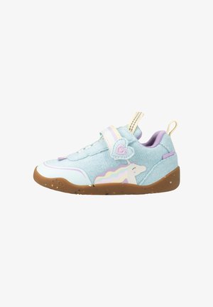 Baskets enfants bleu clair avec motif licorne arc-en-ciel, détail de bride en forme de cœur, doublure intérieure violette et semelle marron tachetée.