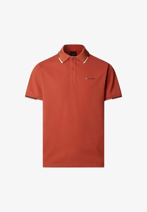 Polo a maniche corte color ruggine con rifiniture bianche e blu navy su colletto e maniche, abbottonatura a due bottoni e logo "HACKETT" sul petto.