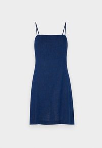 Robe sans manches bleu marine avec des bretelles fines, fabriquée en tissu texturé, présentant un corsage ajusté et une jupe évasée. Design minimaliste.