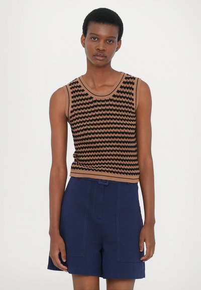 Strickärmloses Oberteil mit einem wavy braun-schwarz Muster, ergänzt durch einen gerippten Rundhalsausschnitt und ein tailliertes Design. Kombiniert mit einer marineblauen Shorts.