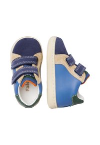 Scarpe per bambini in blu e beige con strappi in velcro blu scuro, accenti verdi e arancioni e suole bianche, mostrate in vista dall'alto e dal lato.