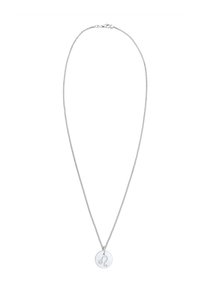 Silberne Halskette mit rundem Anhänger, auf dem ein Tierkreiszeichen eingraviert ist. Glatte Textur mit einfachem Verschluss.