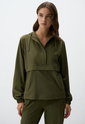 Pullover verde oliva con cappuccio, mezza zip frontale e polsini elasticizzati. Presenta una cucitura orizzontale sul petto e tasche laterali.