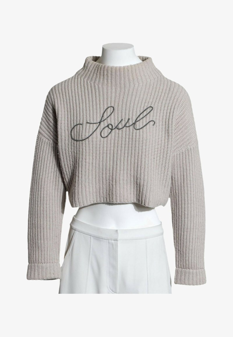 Pull tricoté gris court avec col montant et manches longues, avec le mot « Soul » brodé sur le devant en lettres cursives.