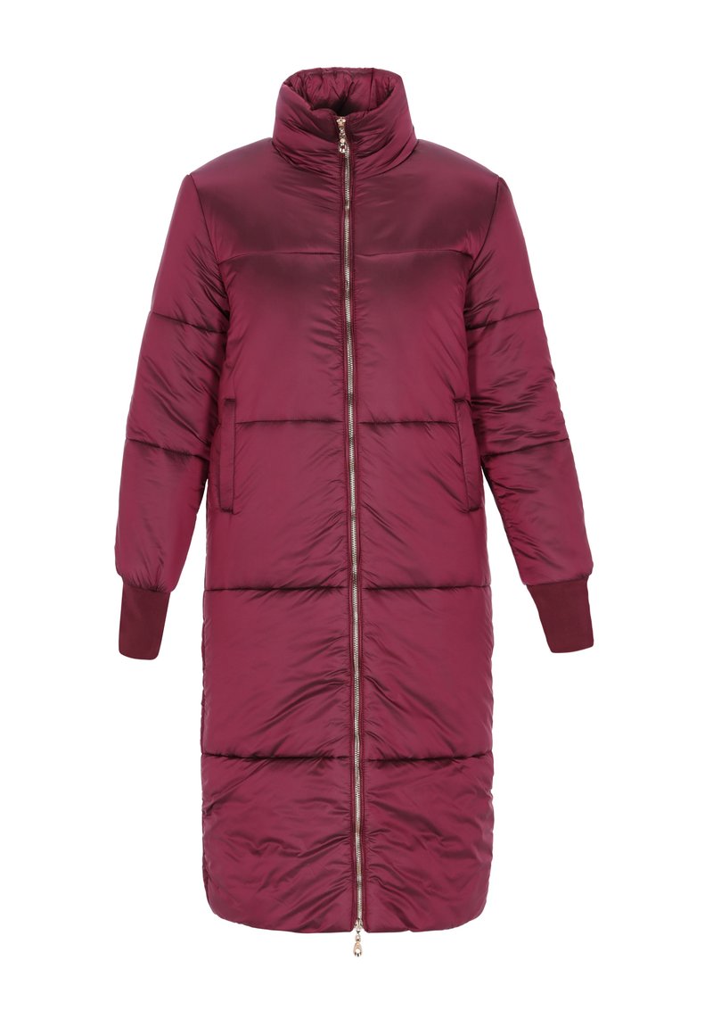 Bordó hosszú pufi kabát magas gallérral, végigfutó cipzárral, oldalzsebekkel és bordázott mandzsettákkal. Simább külső, steppelt részekkel.