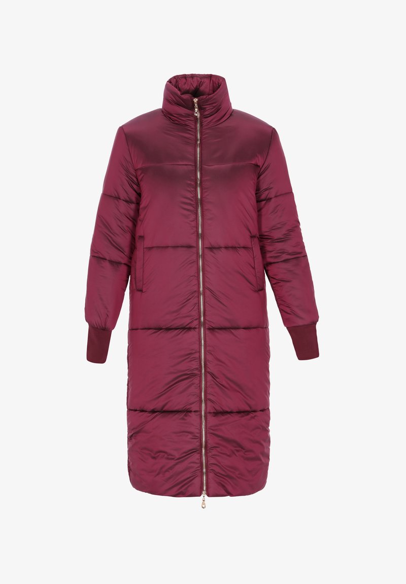 Bordó hosszú pufi kabát magas gallérral, végigfutó cipzárral, oldalzsebekkel és bordázott mandzsettákkal. Simább külső, steppelt részekkel.