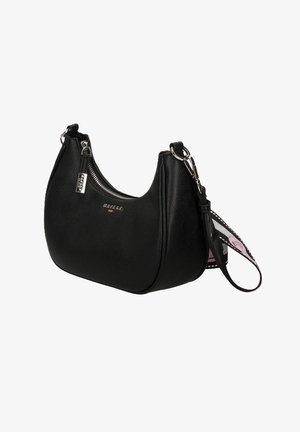 Borsa a spalla in pelle nera a forma di mezzaluna con cerniera argentata, logo metallico e tracolla removibile con motivo nero, bianco e rosa.