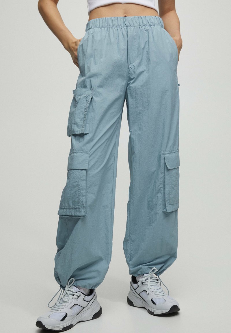PULL&BEAR PARACHUTE Pantaloni cargo light blue/albastru deschis Zalando.ro