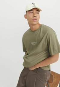 Jack & Jones JORVESTERBRO CREW NECK - Trükipildiga T-särk - aloe
