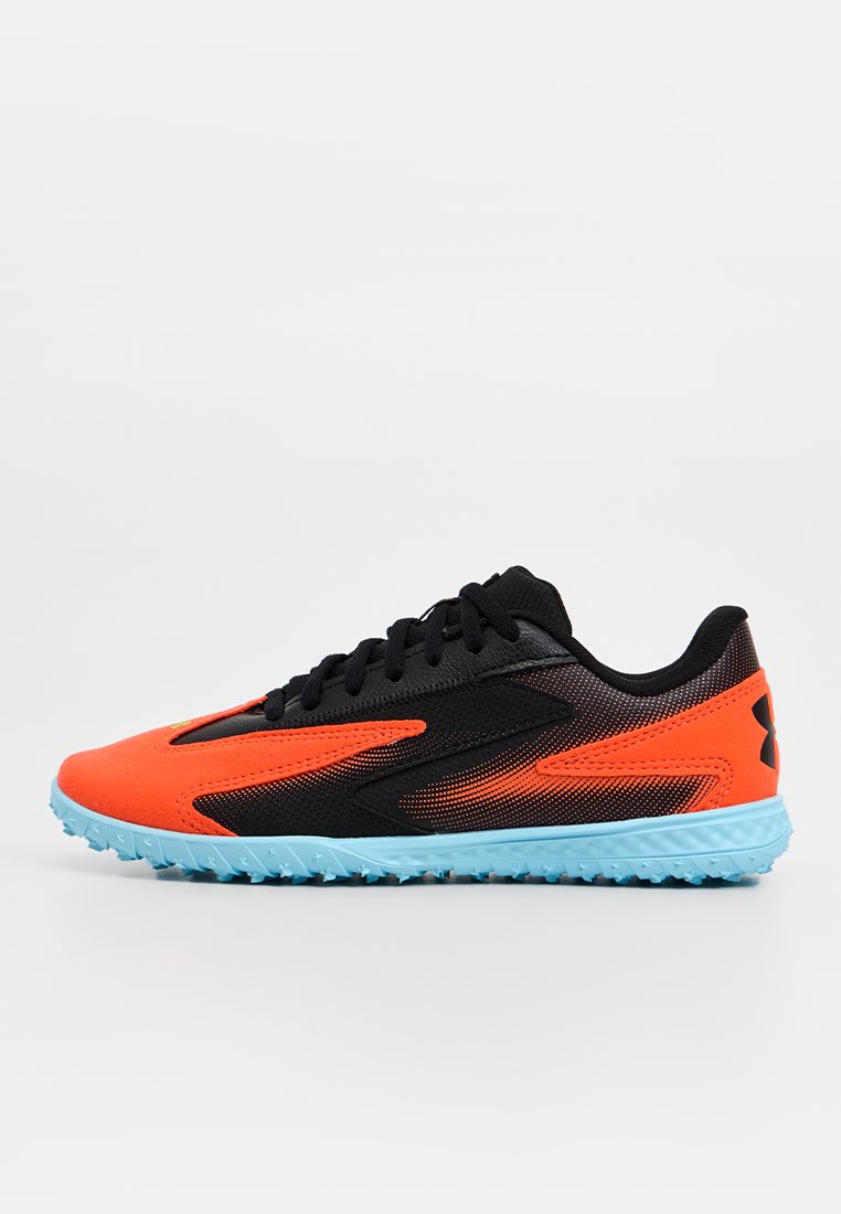 Baskets noires et orange avec une tige texturée, un design dynamique et une semelle en caoutchouc bleu clair dotée d’épingles de traction.