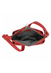 Borsa a tracolla rossa in pelle con accessori in argento, chiusure con zip e un interno in tessuto grigio dotato di tasche elastiche e una superficie liscia.