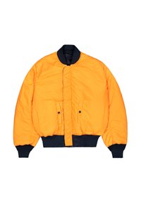 Lys orange bomberjakke med sorte ribkanter ved manchetter, krave og linning, med forlommer med trykknapper og lynlås.