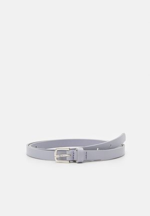 Jasnofioletowy cienki skórzany pasek zwinięty z prostokątną srebrną klamrą i wieloma otworami do regulacji na jednolitym białym tle.